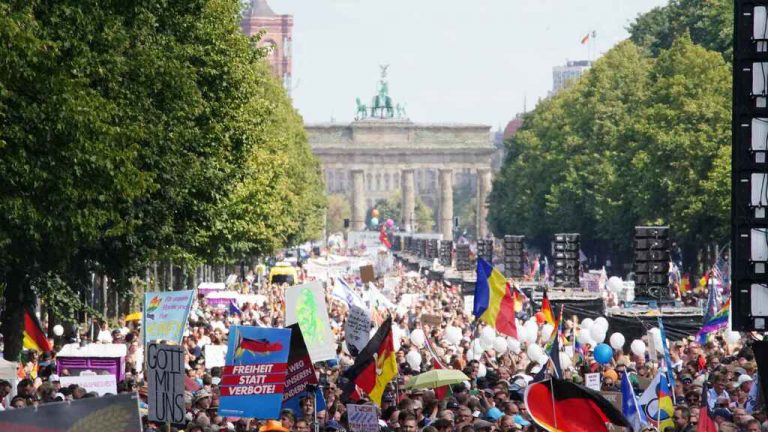 Más de 30.000 personas marcharon en Berlín, sin distancia social ni tapabocas