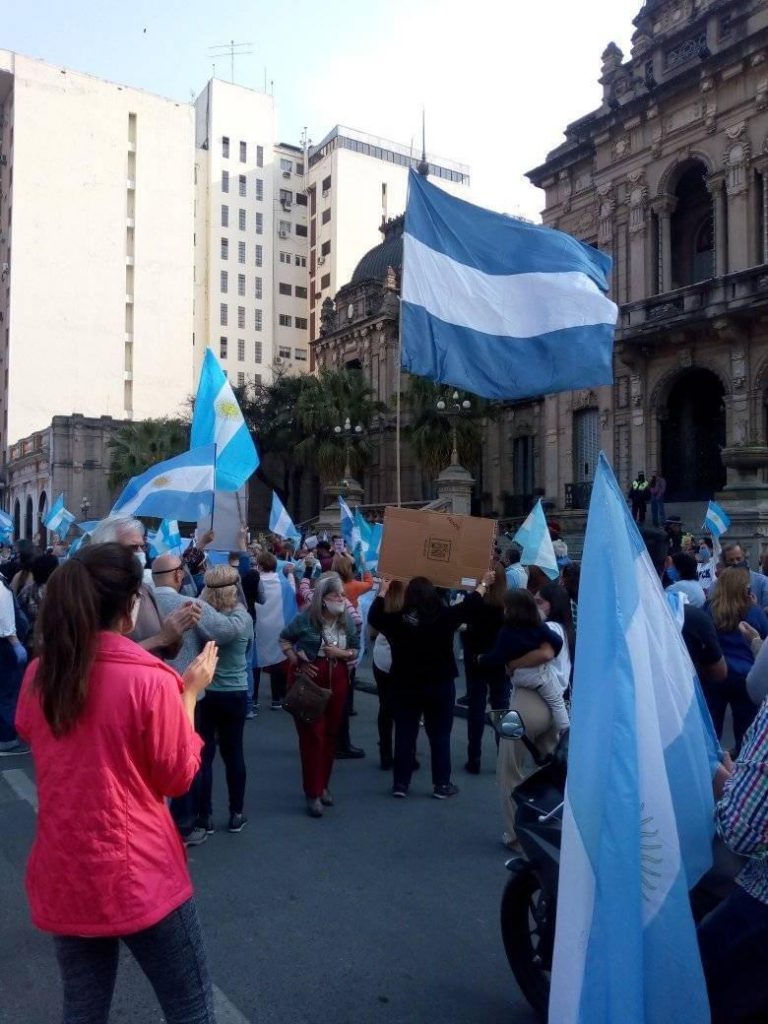 Marcha en Tucumán: Caravana de autos y banderas contra el Gobierno