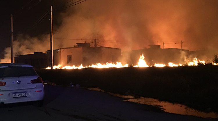 Caos en Manantial Sur: incendios y usurpación