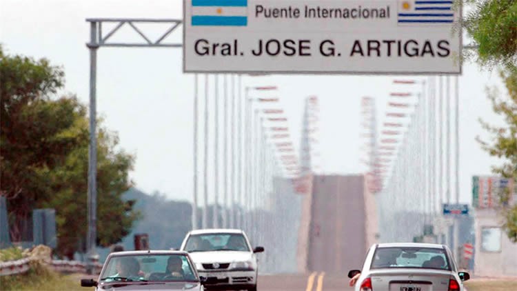 Sostienen que 25 mil argentinos se fueron a Uruguay durante los últimos meses