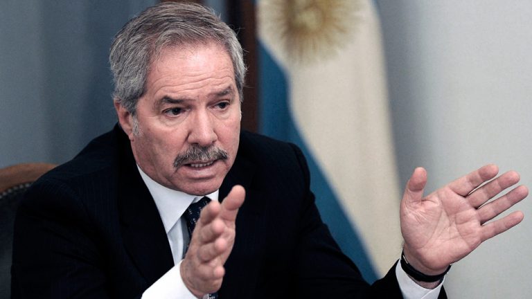 Felipe Solá indignado por la quema de barbijos