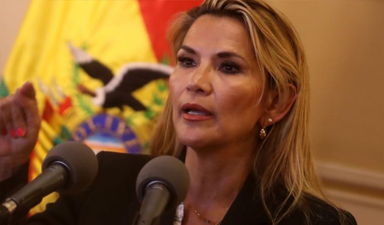 Añez baja su candidatura a presidenta de Bolivia