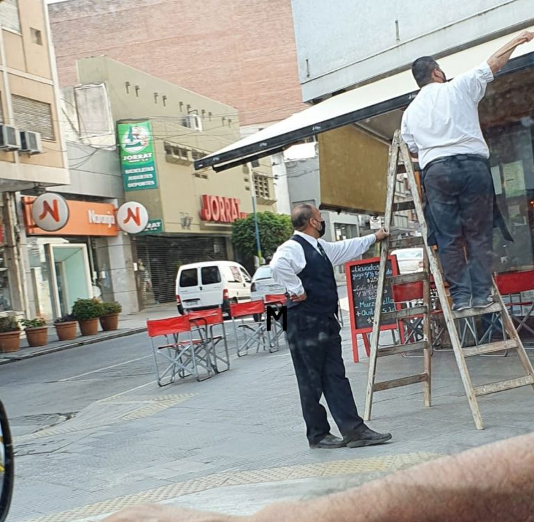 Juan Manzur como mozo de bar.