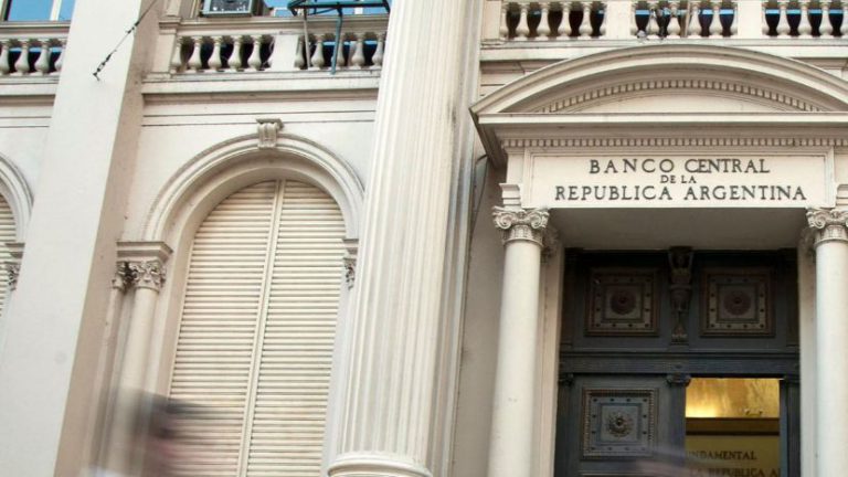 No podrán comprar dolares los beneficiarios de planes sociales