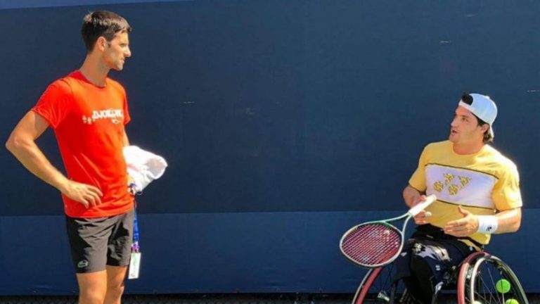 Gustavo Fernández de charla con Djokovic