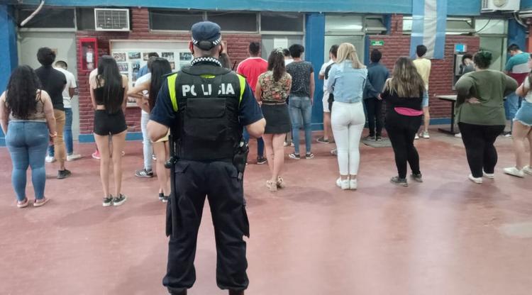 Fiesta clandestina en Tucumán: más de 60 personas aprehendidas por la policía