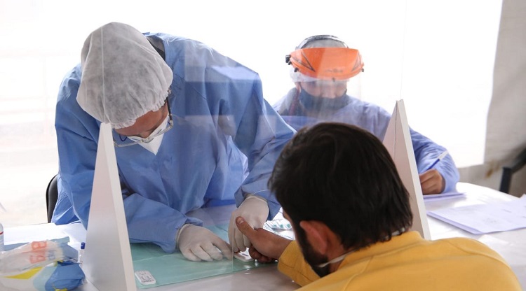 El miércoles cerró con 419 contagiados y cinco muertes en Tucumán