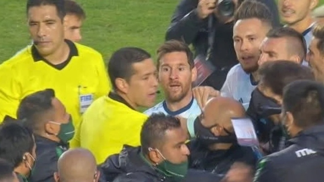 “¿Qué te pasa, pelado?”: Messi reaccionó y discutió