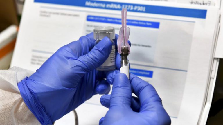Un participante del estudio de una nueva vacuna se enfermó de coronavirus: detienen las pruebas
