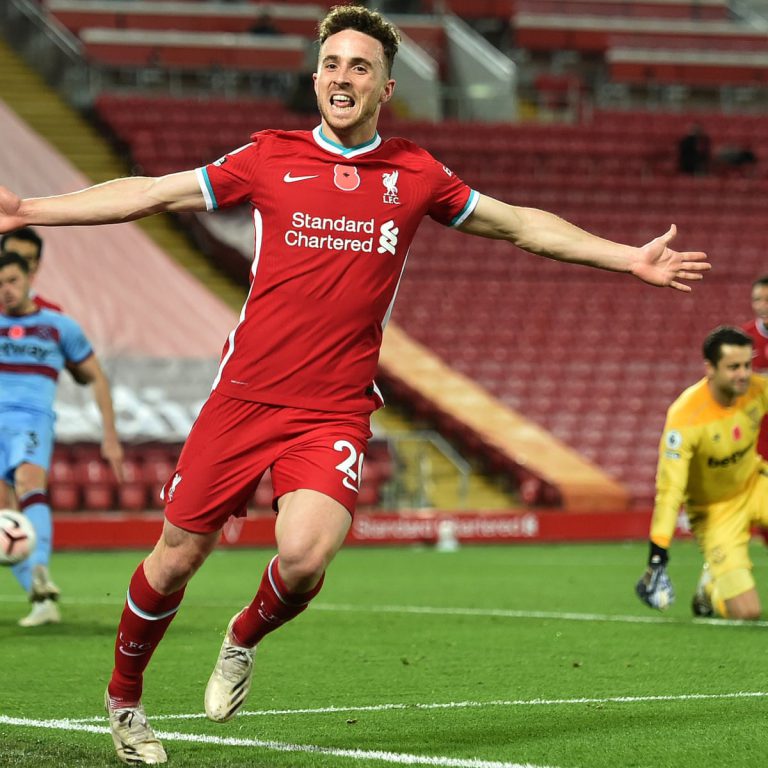 Liverpool ganó a West Ham y escala hacia la punta