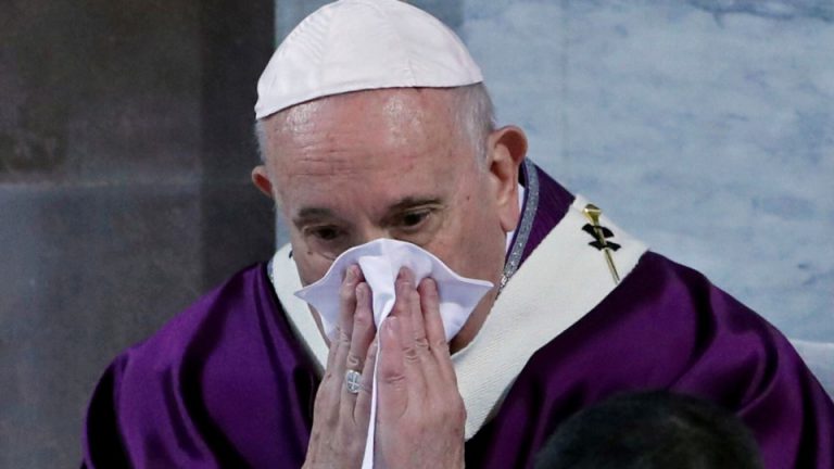 El Vaticano confirmó un caso de COVID-19 en la residencia del Papa