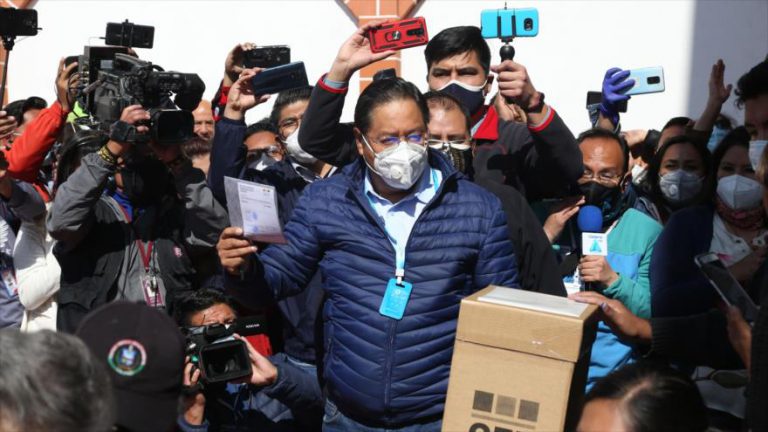 Lento y tenso escrutinio en las elecciones bolivianas