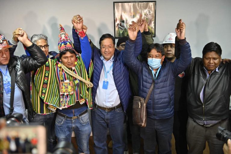 Pese al lento escrutinio, el MAS vuelve al poder en Bolivia