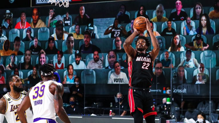 Miami Heat vence a Los Lakers y el duelo se alarga