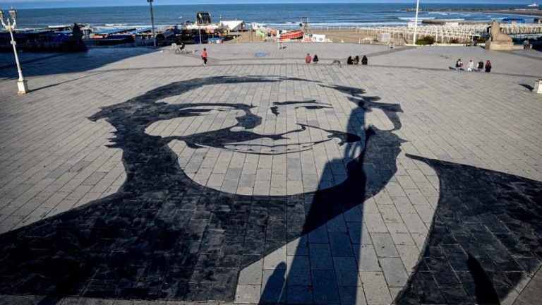 Pintaron una cara gigante de Néstor Kirchner en medio de la Rambla de Mar del Plata
