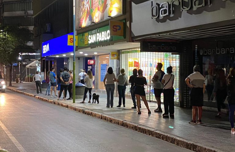 Denuncian largas colas nocturnas en los bancos de Tucumán