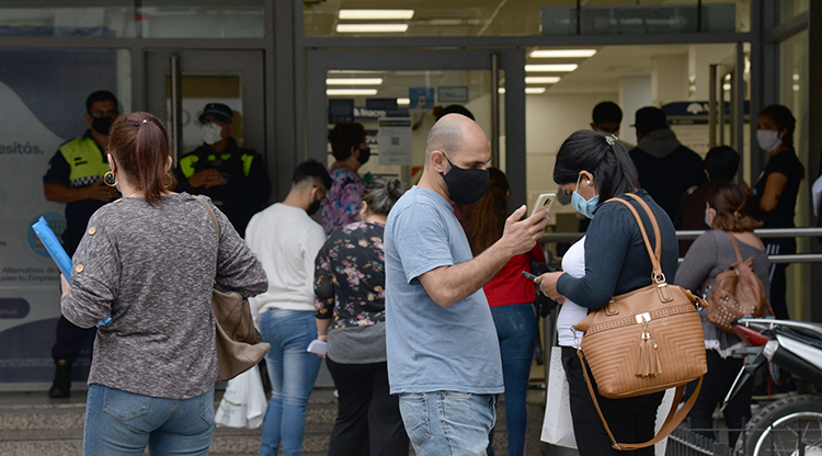 El lunes comienza el lunes con 703 nuevos casos y 12 decesos en Tucumán