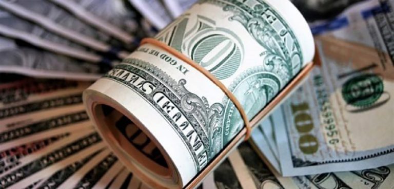 El dólar se disparó ocho pesos en la víspera de Navidad