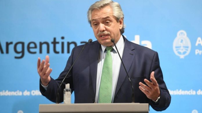 «¿Preservar sus puestos de trabajo o comprar 200 dólares por mes?» cuestionó Alberto
