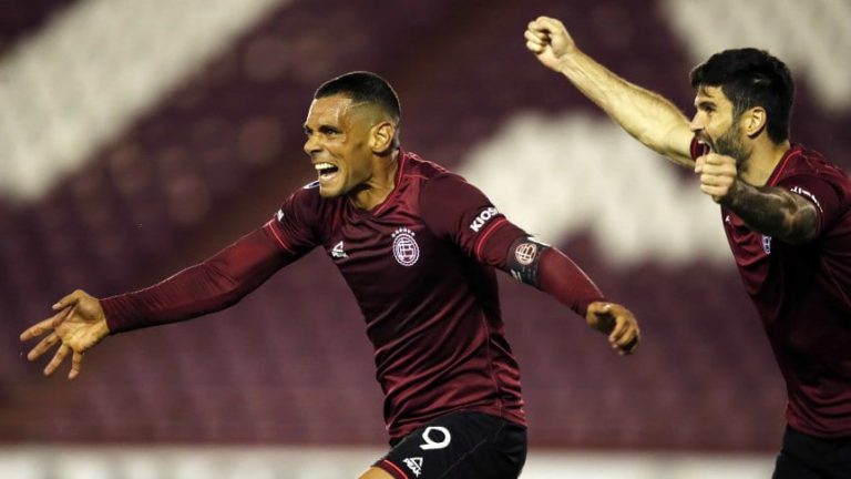 Lanús sorprendió y se impuso ante Sao Pablo