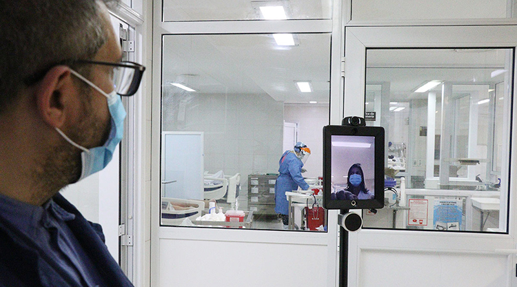 Robot en el Centro de Salud: monitorea a pacientes con COVID-19