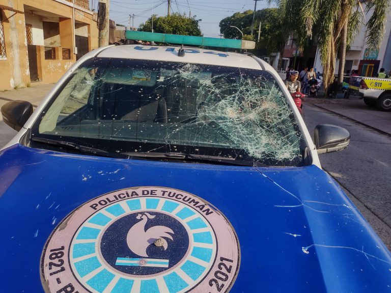 Tucumán: atacaron un móvil de la policía entre once personas