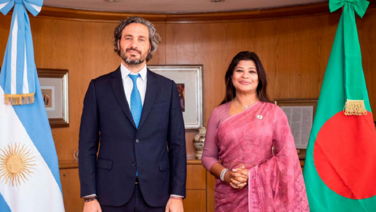 Efecto Scaloneta: Cafiero viajó a Bangladesh para abrir la embajada argentina