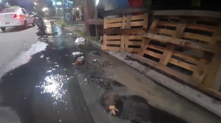 VIDEO: indignado recorrió calle Viamonte en medio de líquidos cloacales