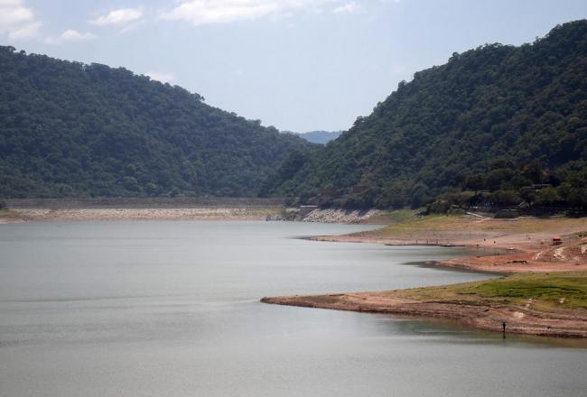 La sequía impacta a El Cadillal: bajo nivel de agua en el dique
