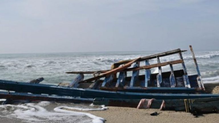 Italia: Indignación y rabia en Calabria en recuerdo de los 75 migrantes fallecidos en un naufragio.