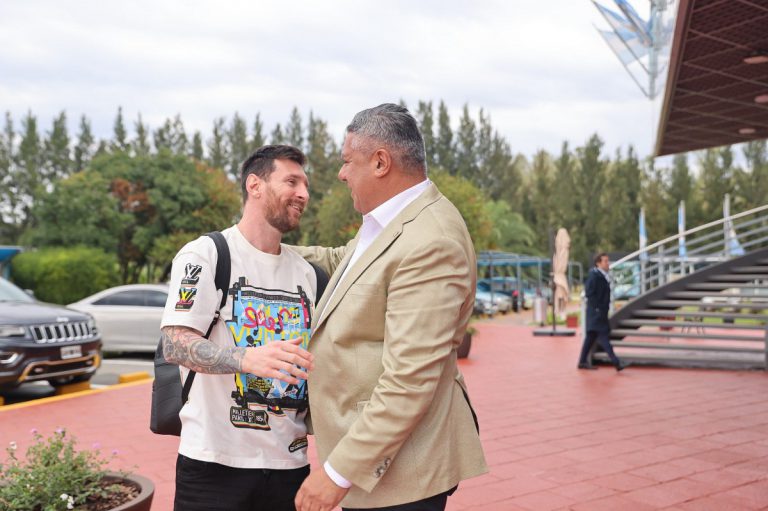 El Chiqui Tapia recibió a Messi: «Volviste como campeón del mundo»