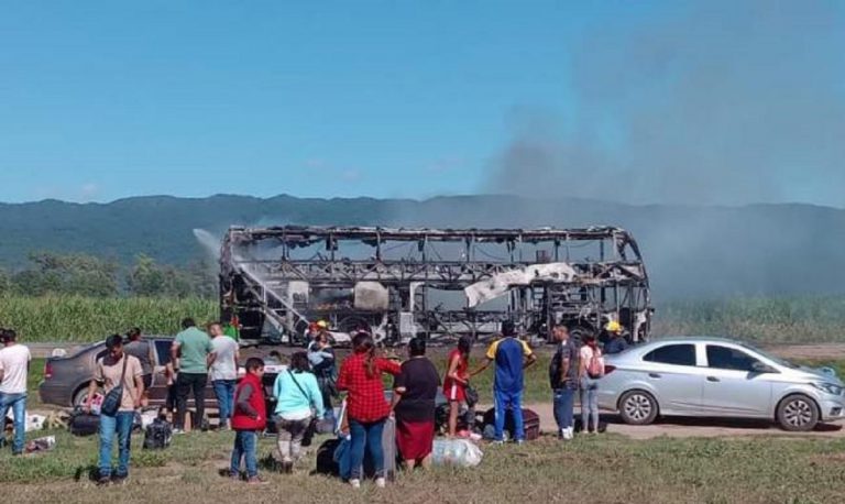 VIDEOS: se incendió el ómnibus donde viajaban 50 trabajadores golondrinas