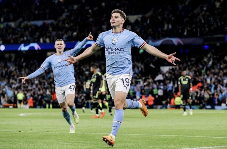 Julián Álvarez es campeón de la Premier League en la primera vez que la juega