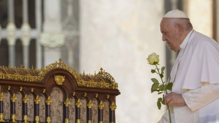 Concluyó sin complicaciones la operación del papa Francisco