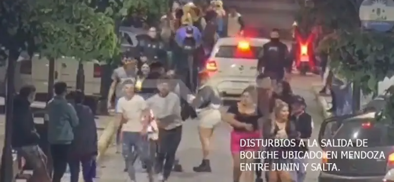 VIDEO: mujeres peleando a la salida de un boliche de Tucumán