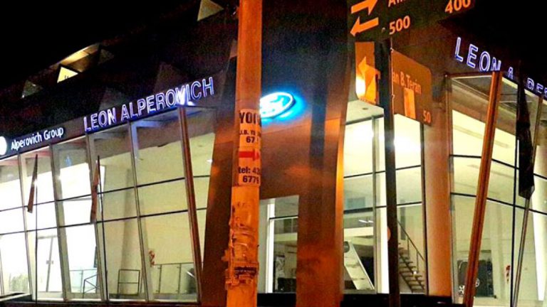 VIDEO: atacan a piedrazos un local de Alperovich