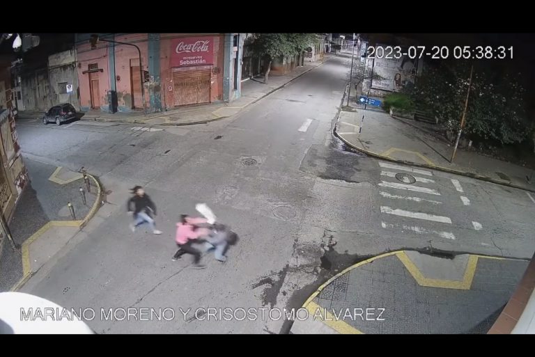 VIDEO: dos mujeres atacan a un transeúnte en pleno centro de Tucumán