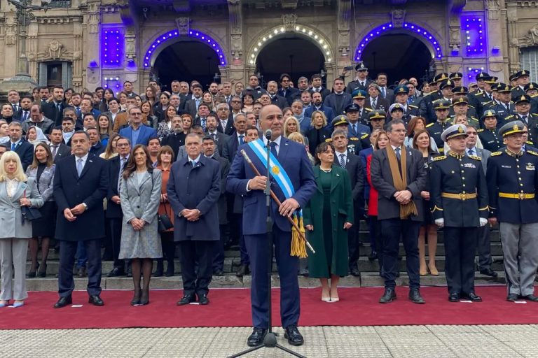 Sin sol, colectivos ni Presidente: Manzur tuvo un triste último Día de la Independencia