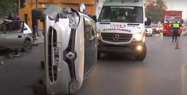 Tucumán: accidente en Avenida Mitre y San Martín provoca cortes de tránsito