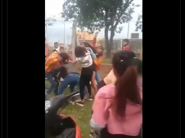 VIDEO: extensa batalla campal entre chicas, sin intervención policial