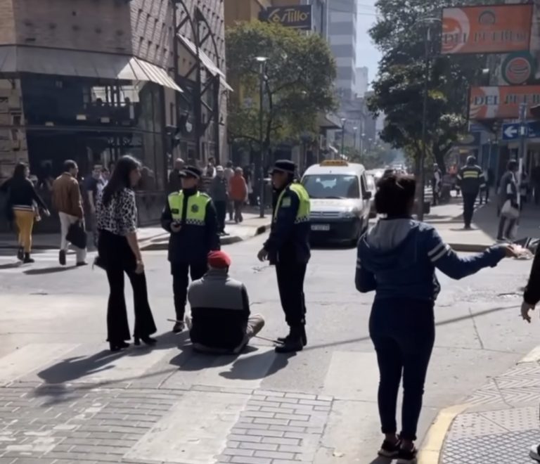 VIDEO: se necesita un solo manifestante para cortar la calle en Tucumán