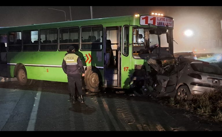 Murió un Policía en un choque y no pueden identificarlo: quedó entre los hierros de un colectivo