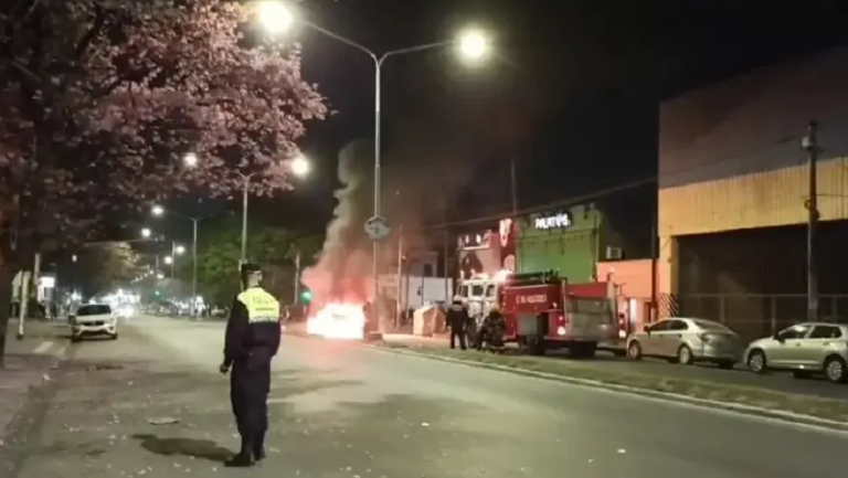 VIDEO: un taxi se prendió fuego en pleno centro de Tucumán