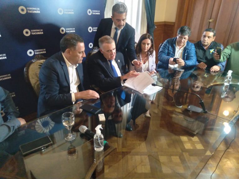 VIDEO: Jaldo firmó la derogación de la Ley que permitía el funcionamiento de Uber