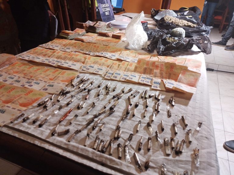 Barrio Parque: aprehenden a una mujer y secuestran marihuana, municiones de guerra y casi un millón de pesos