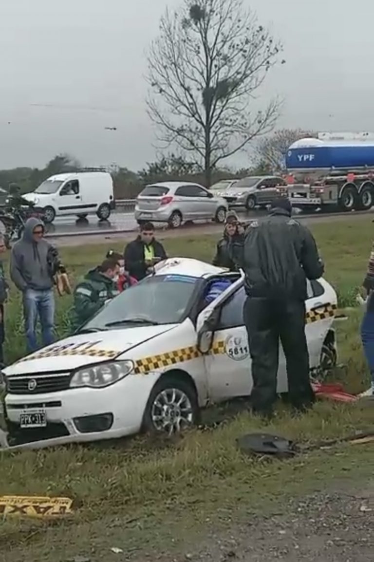 VIDEO: así sacaron a la pasajera del taxi que chocó contra un camión en la autopista con Famaillá