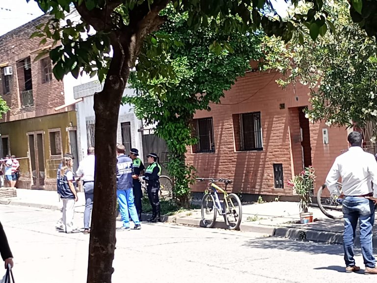 Asesinó a su padre a machetazos en una vereda de Tucumán