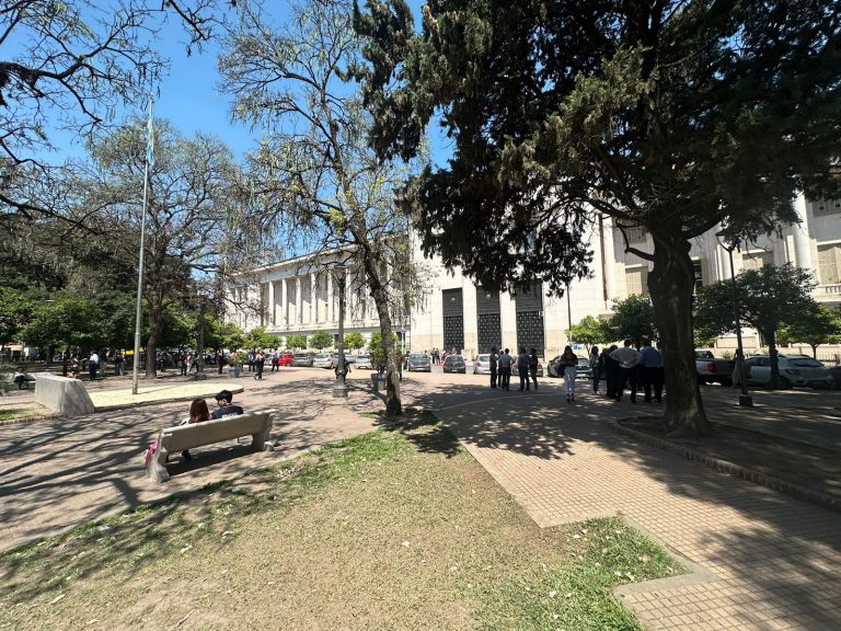 Evacúan Tribunales por amenaza de bomba