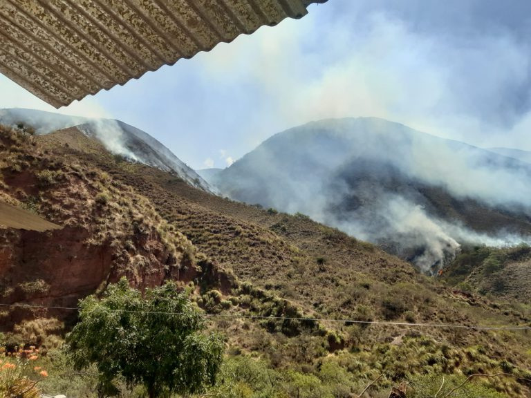 VIDEO: «Se están incendiando los alrededores de la escuela Arquitas y Defensa Civil abandonó a las personas»