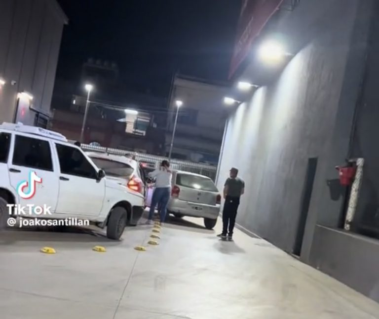 VIDEO: pelea en un auto Mostaza en Tucumán